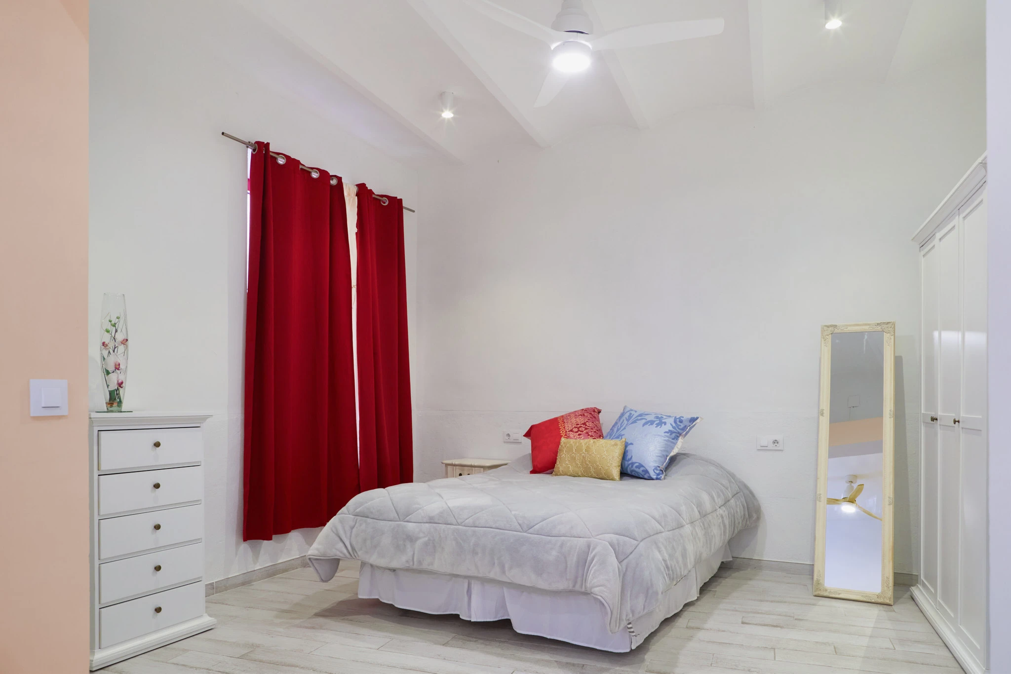 Habitación doble espaciosa con cama de matrimonio y decoración acogedora